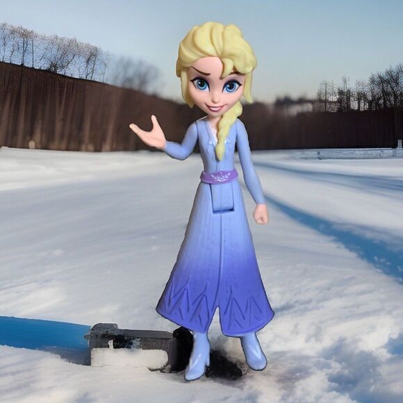 Hasbro Articulated Frozen 2 Elsa Mini Figure / Doll  No Cape 2019 4 Inch - Picture 1 of 4